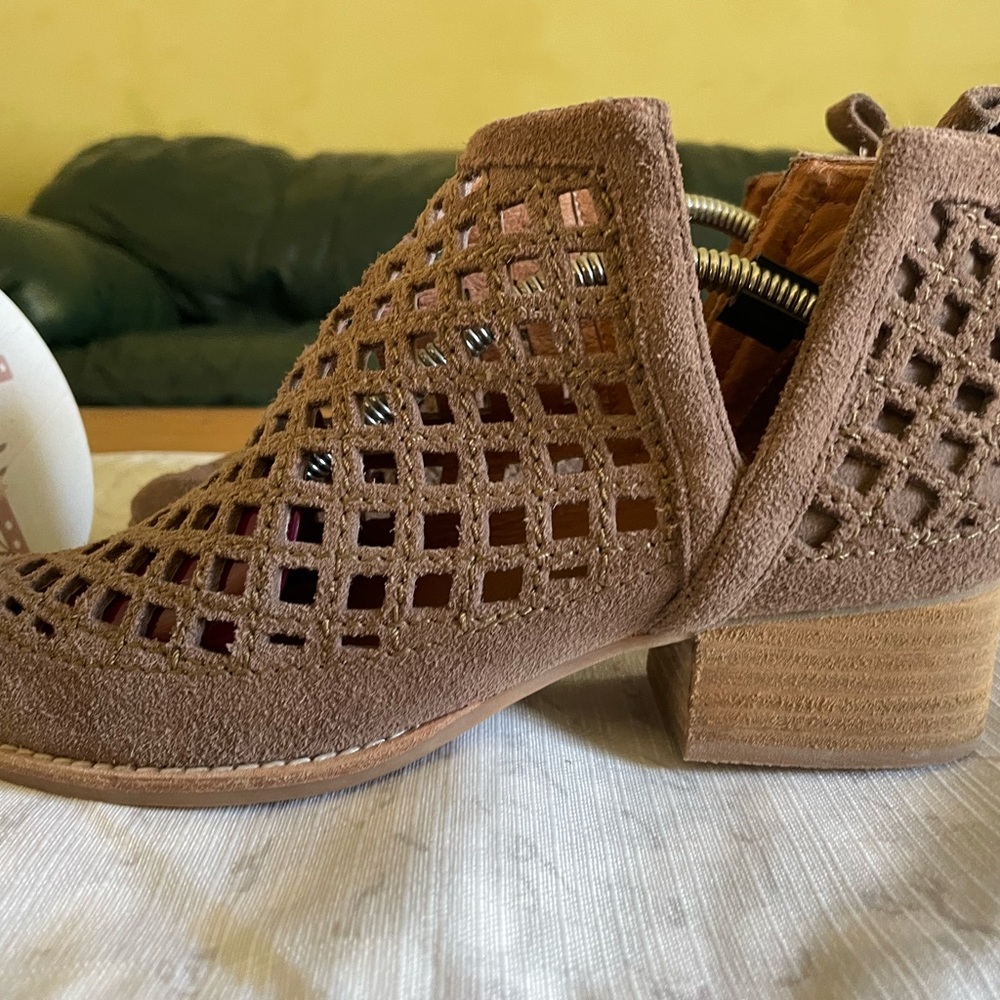 Jeffrey Campbell brown suede bootie  size 7.5. 
$4.99 shipping❤️ - Picture 6 of 14